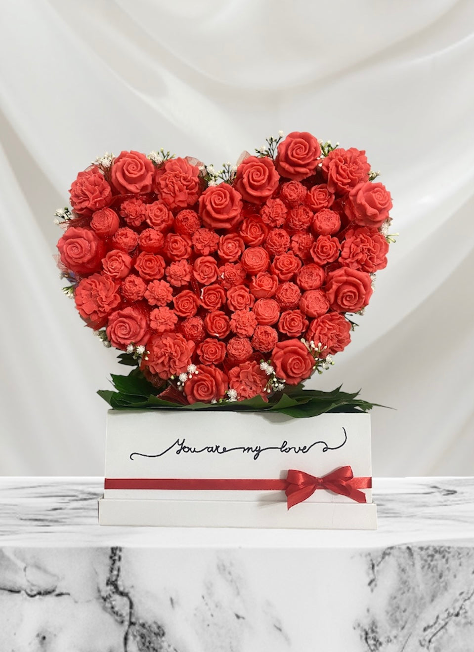 Scatola con cuore di rose e scritta personalizzata